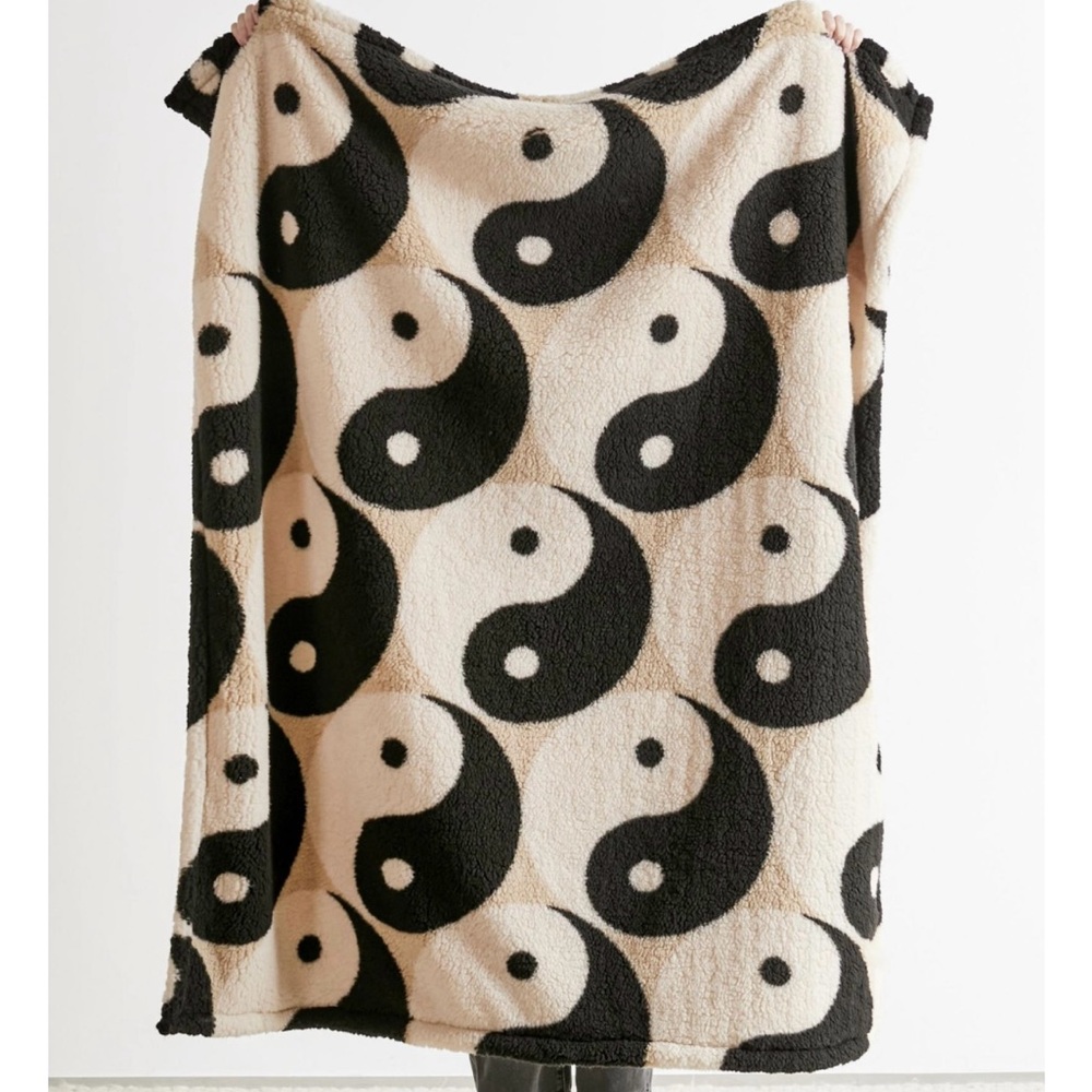 Ying Yang throw blanket from Urban Outfitters!!